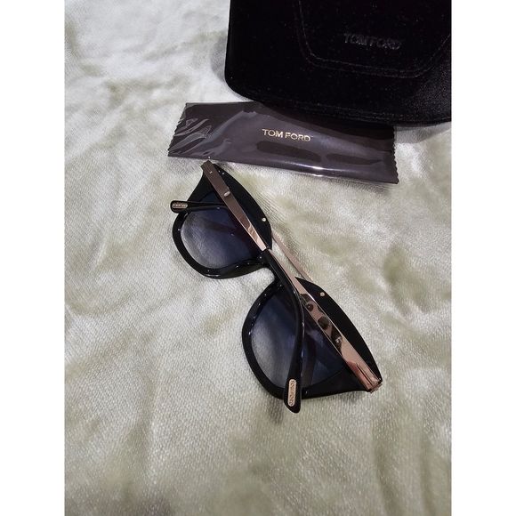 Tom Ford sunglasses with case - Picture 3 of 8